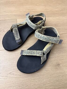 Teva women’s size 8 Patterned Strap Black Footbed Sandals